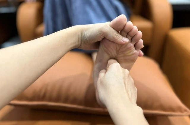 Ngâm chân, massage chân ngừa bệnh mùa lạnh