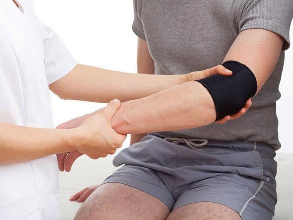 CHẤN THƯƠNG DỄ GẶP KHI CHƠI PICKLEBALL: VIÊM ĐIỂM BÁM GÂN LỒI CẦU NGOÀI XƯƠNG CÁNH TAY